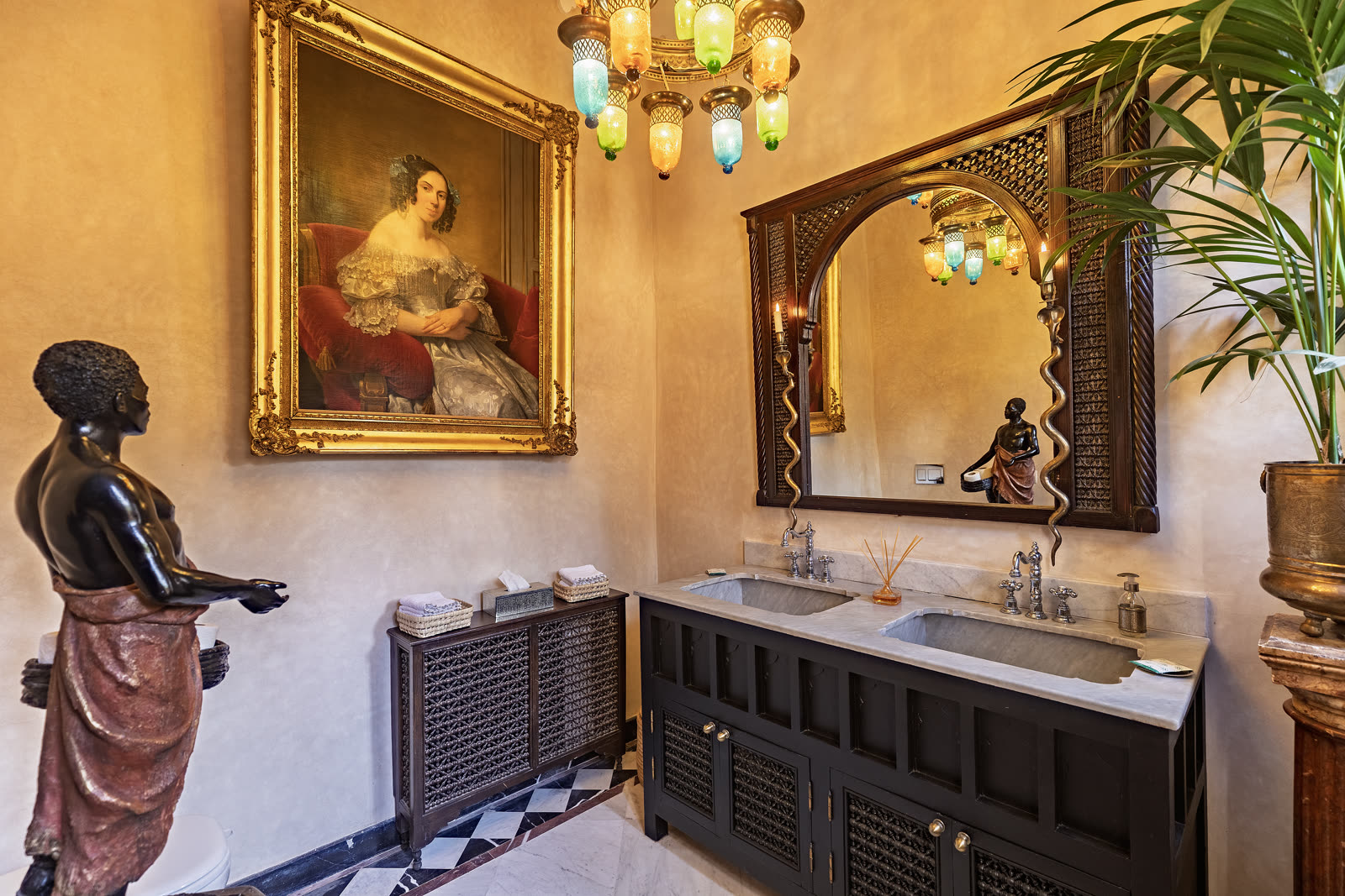 Salle de bain en marbre de la Villa El Moughani