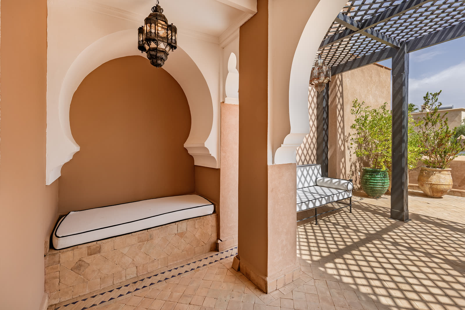 Alcôve en arche et terrasse de la Villa El Moughani